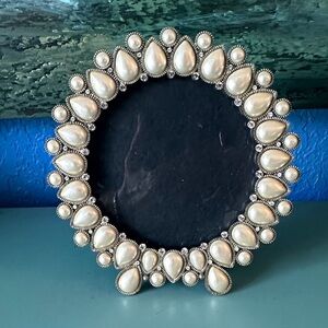 Pearl Teardrop Decorative Round Frame